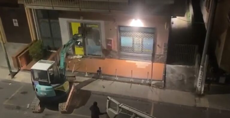 Catania – Furto del Postamat con l’escavatore, il video fa il giro del web – VIDEO