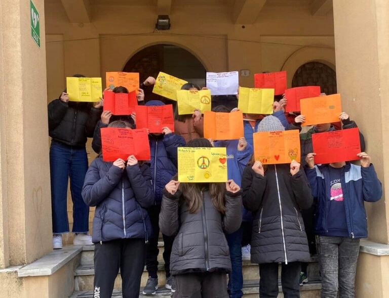 Mistretta, gli alunni della scuola media Tommaso Aversa inondano la cittadina di poesia