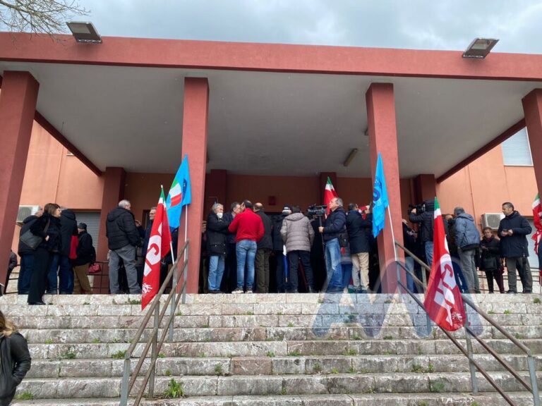 Sant’Agata Militello, sit-in per l’ospedale. Protestano sindacati e privati cittadini