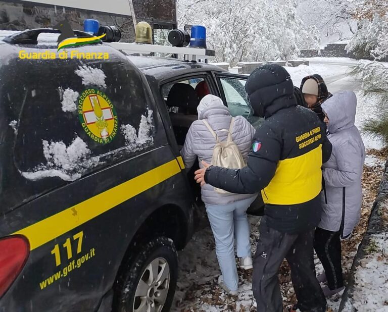 Soccorsi 50 passeggeri di un pullman rimasto bloccato sull’Etna a causa delle intense nevicate