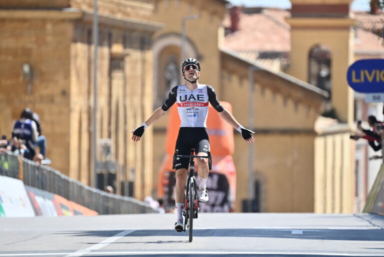 Giro di Sicilia, prima tappa al neozelandese Finn Fisher-Black del UAE Team Emirates