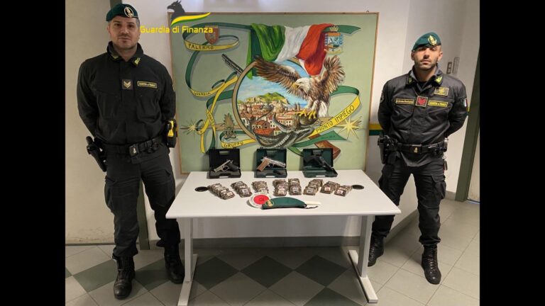 Tre pistole a salve e 3,2 kg di hashish nascosti in una stalla nel palermitano. Sequestrati dalle fiamme gialle