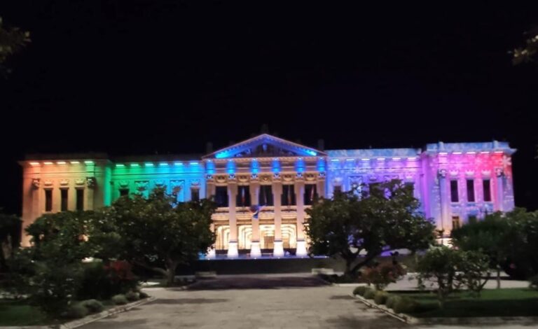 Messina, Palazzo Zanca si illumina con i colori dell’arcobaleno ed espone il drappo della libertà per l’evento “Stretto Pride 2023”