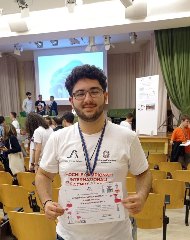 Torrenova, Enzo Francesco Sberna – Liceo Sciascia Fermi – vince a Roma e vola a Zurigo ai Campionati Internazionali di Chimica