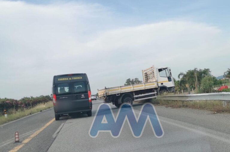 A/20, incidente autonomo. Autocarro cassonato finisce su guardrail