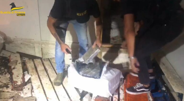 Oltre 5 tonnellate di cocaina su un peschereccio nel Canale di Sicilia, maxi sequestro della GDF. 5 persone fermate