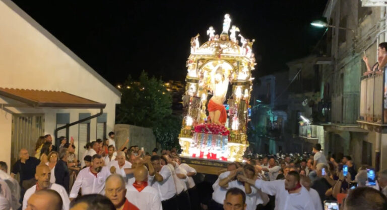 Mistretta, centro cittadino gremito per la festa di San Sebastiano. Tra la folla anche il mental coach Roberto Re – Video