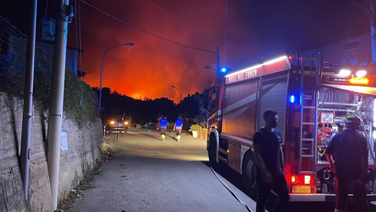 Sant’Agata Militello, notte di paura e scene apocalittiche. Inferno a San Leo. Una cinquantina gli sfollati – Video