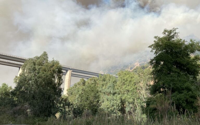 Incendio a Pontenaso, fumo sul viadotto della A20