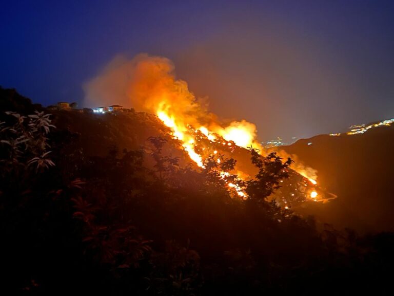 Notte di fuoco sui Nebrodi. Roghi a Militello Rosmarino, Tusa e Sinagra – VIDEO