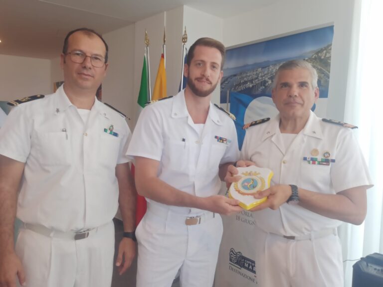 Cambio di guardia all’ufficio marittimo di Capo d’Orlando. Saluta il comandante Fabio Sarni, arriva Giuseppe Mendolia