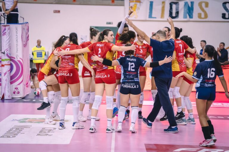 Volley – Akademia Città Di Messina continua a correre. Al “PalaRescifina” un altro successo: 3-0 con la Volley Soverato nel Derby del Sud