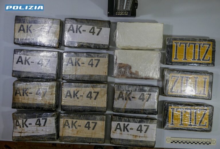 Messina: ritrovati nascosti in una casa nel quartiere di Camaro 15 chilogrammi di cocaina, armi e munizioni