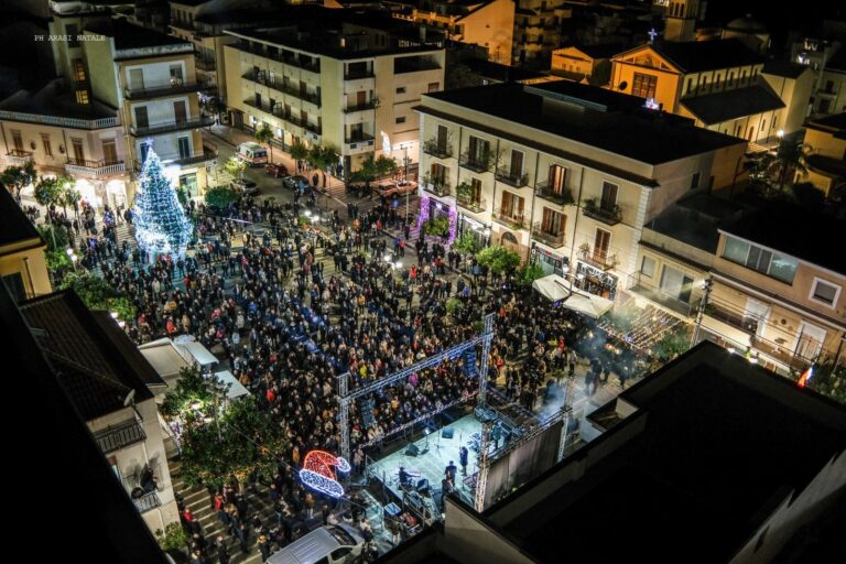 Capo d’Orlando – Emozionante concerto di Silvia Mezzanotte. Piazza Matteotti gremita