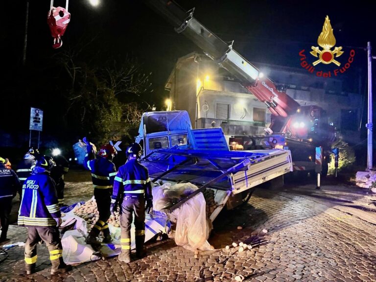 Incidente a Messina, camion si ribalta. Ferito il conducente