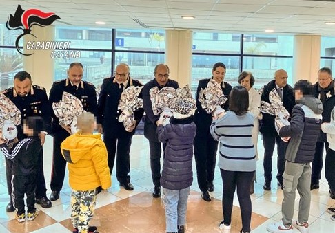 La solidarietà dell’Arma dei Carabinieri ai piccoli ricoverati: uova di cioccolato ai degenti del Policlinico G. Rodolico, del San Marco e del Garibaldi Nesima