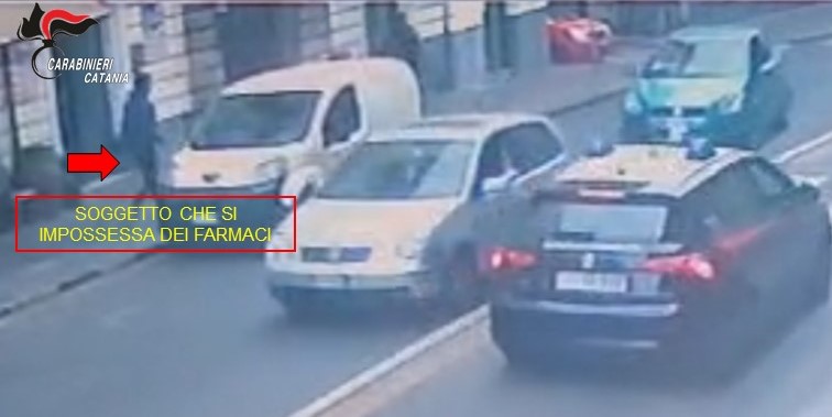 Catania, tenta di rubare farmaci da auto di un corriere sotto gli occhi dei carabinieri. Arrestato 43enne