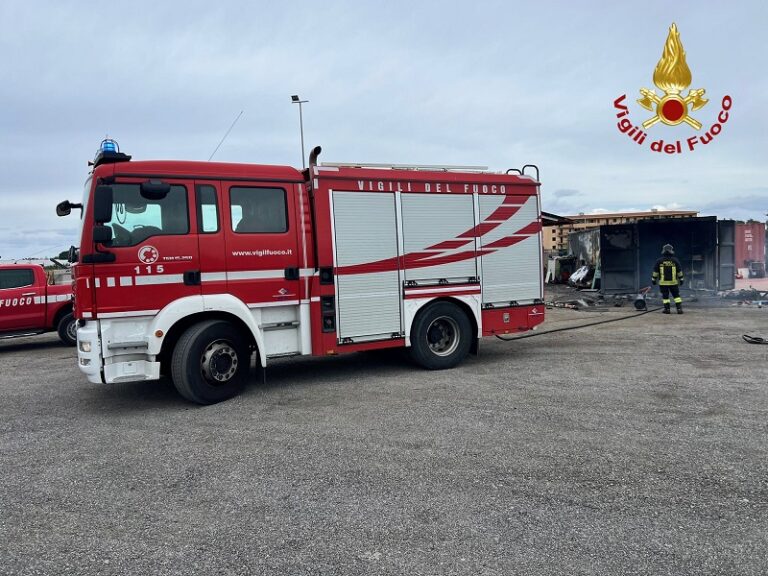 Incendi a Milazzo e a Scaletta Zanclea domati dai vigili del fuoco di Messina