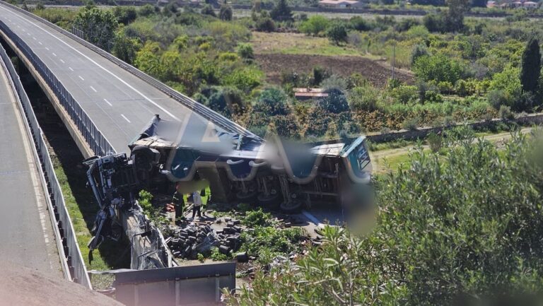 Tragedia sulla A20, camion si ribalta tra Rocca e Sant’Agata Militello. Un morto