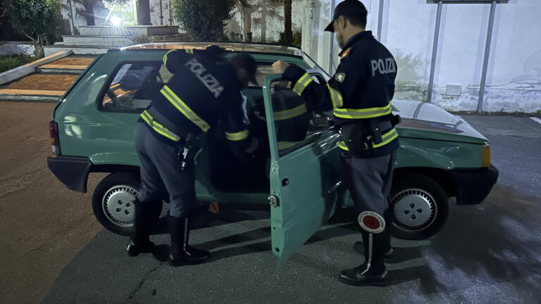 Messina, intercettati dalla Polstrada su un’auto rubata poche ore prima. Denunciati un 33nne ed una 35enne