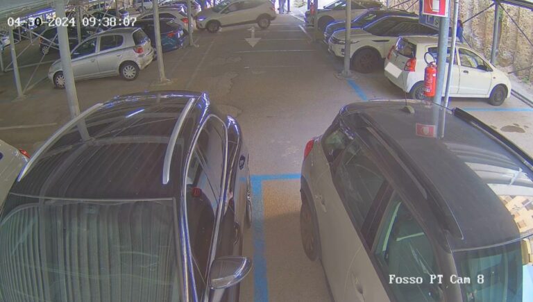 Auto contro palo nel parcheggio “La Farina” di Messina, struttura temporaneamente chiusa – VIDEO