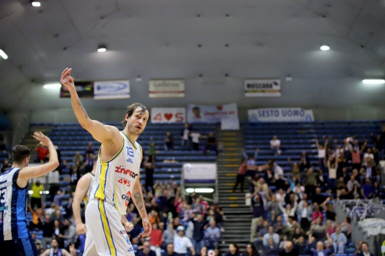 L’Orlandina vince due volte contro Molfetta e si qualifica per i playoff da prima in classifica: avversario Basket School Messina