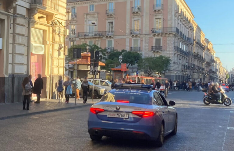 Catania, non si fermano all’alt e travolgono un poliziotto mentre sono in fuga. Arrestati 2 minori – Il video