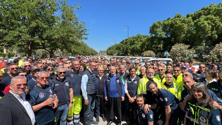 Incendi, la Regione consegna 70 pick-up ai volontari della Protezione civile