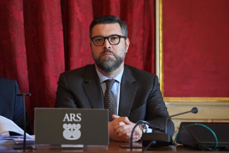 Incendio alla discarica di Mazzarrà S. Andrea, interrogazione all’Ars del M5S. De Luca “Inerzia e responsabilità enorme del governo regionale”