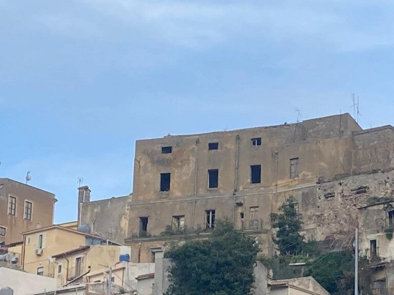 Patti: perchè i lavori di recupero e restauro del palazzo Sciacca Baratta sono fermi?