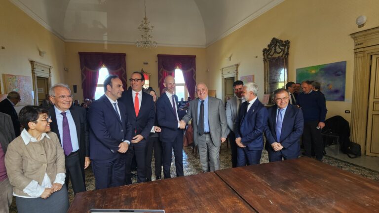 Santo Stefano di Camastra, giornata storica con la firma del contratto per realizzare il Porto Turistico