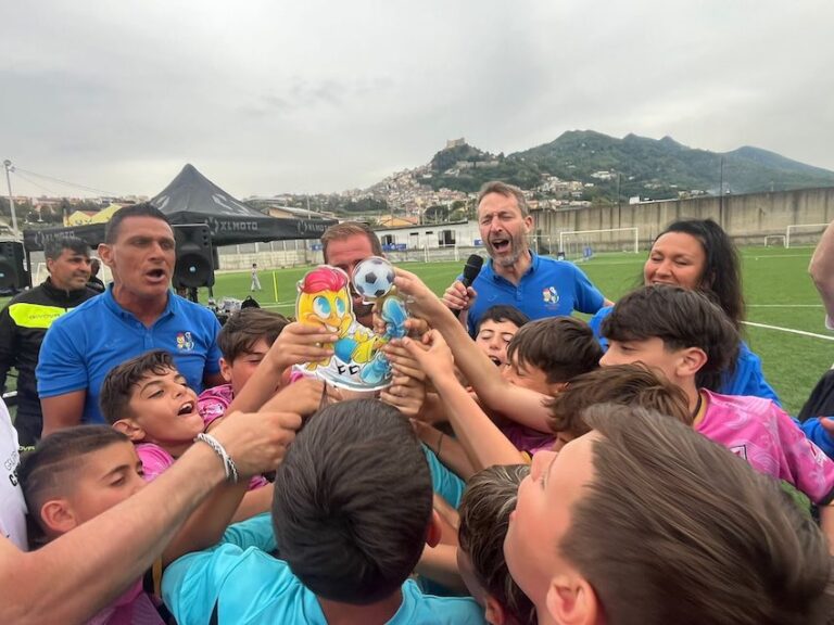 Santa Lucia del Mela: Tante emozioni e tanti sorrisi al Pulcino d’Oro. Dopo 144 partire se lo aggiudica il Calcio Sicilia di Palermo