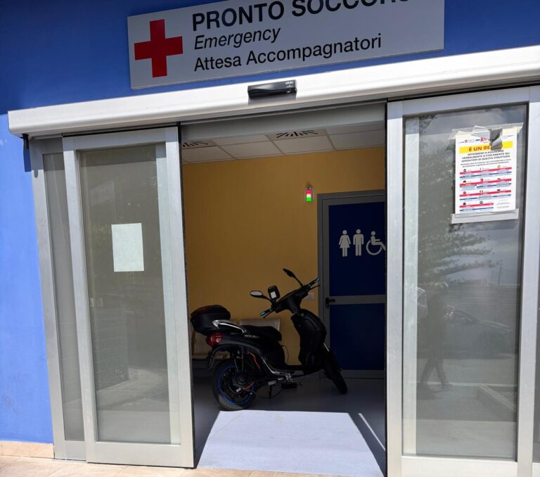 Messina – Parcheggia e ricarica il motorino elettrico nella sala d’attesa del Pronto Soccorso del Policlinico, esposto in Procura