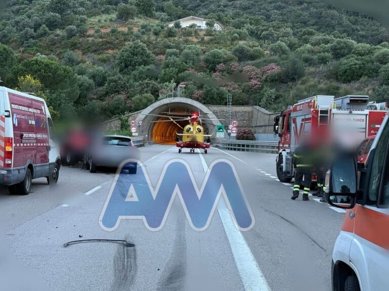 Caronia: violento scontro tra due auto sulla A20. Morta una donna, diversi feriti