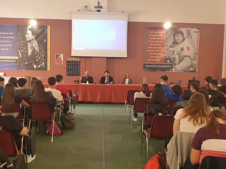 Barcellona Pozzo di Gotto: droga, alcool, bullismo e legalità, dibattito al “Copernico” con il vice questore Carmelo Nicola Alioto