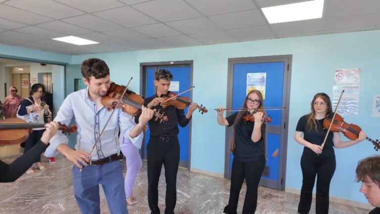 Milazzo – La migliore medicina è la musica: concerto in ospedale al Fogliani – VIDEO