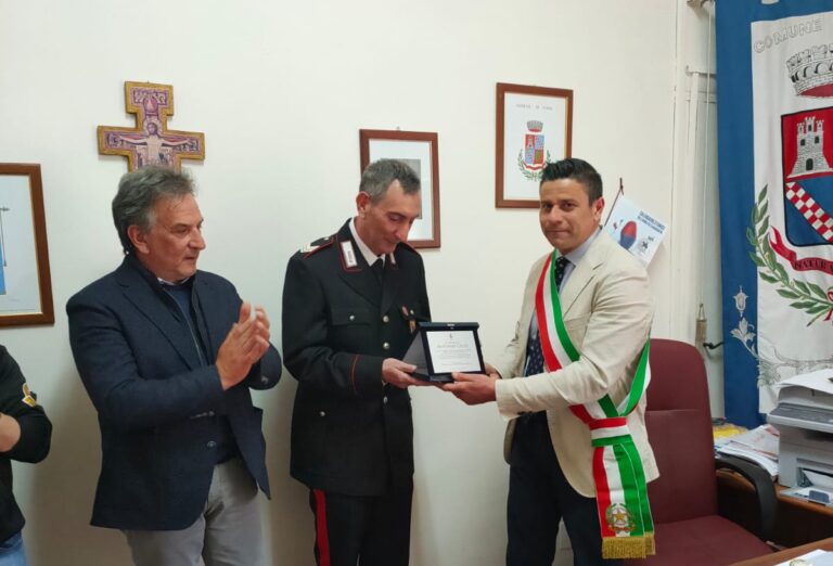 Ucria – Il Sindaco Enzo Crisà saluta il Brigadiere Caliò in occasione del suo congedo