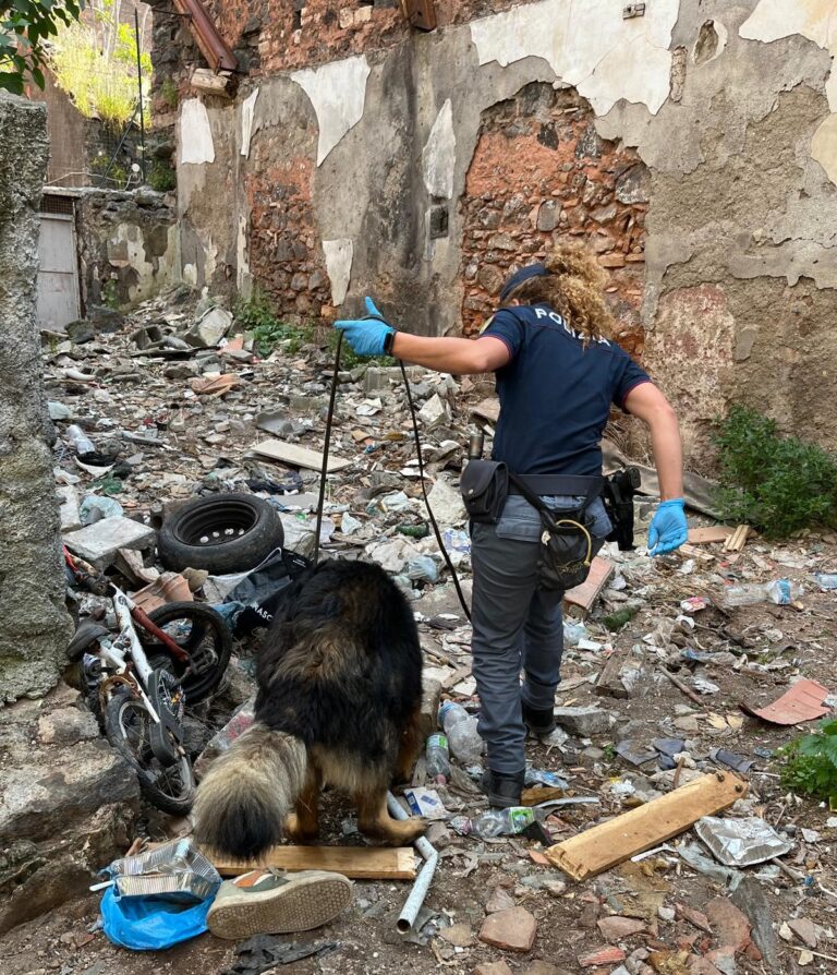 Catania, San Berillo: tra marciapiedi e muri di case diroccate trovati hashish, marijuana, cocaina e droga dello stupro