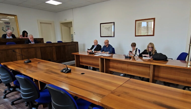 Sant’Agata Militello, “question time”sul servizio idrico. I consigliere Puleo solleva pesanti dubbi sulla “gestione potabilità” – Video