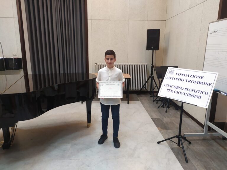 Rocca di Capri Leone – Il giovane Gabriele Gugliotta, allievo Accademia della Musica, conquista il 2º posto ad un prestigioso concorso pianistico regionale