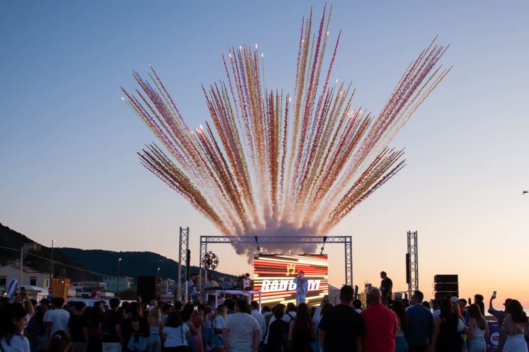 Grande successo per “Scialamuni” a Brolo, musica, cibo e tanto divertimento. Migliaia le persone presenti – VIDEO