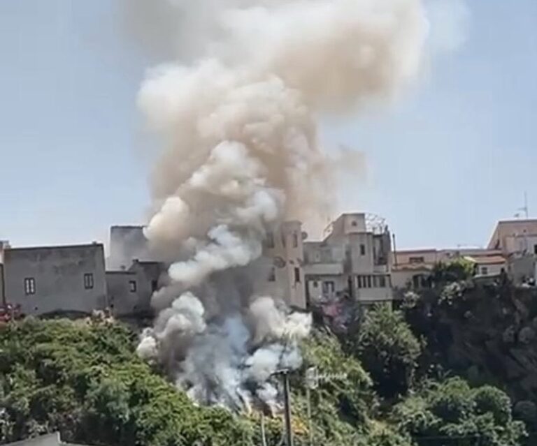Brolo – Incendio nei pressi del Castello. Sul posto Vigili del Fuoco, Protezione Civile e Polizia Municipale
