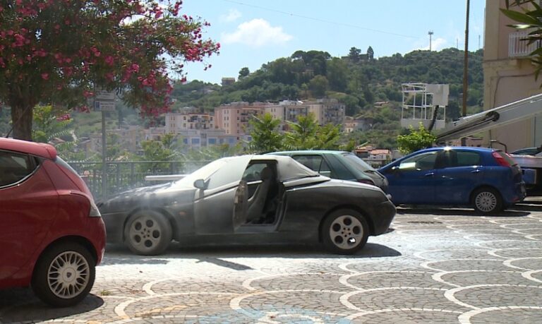 Patti: a fuoco un’auto parcheggiata negli stalli di sosta di piazza Municipio