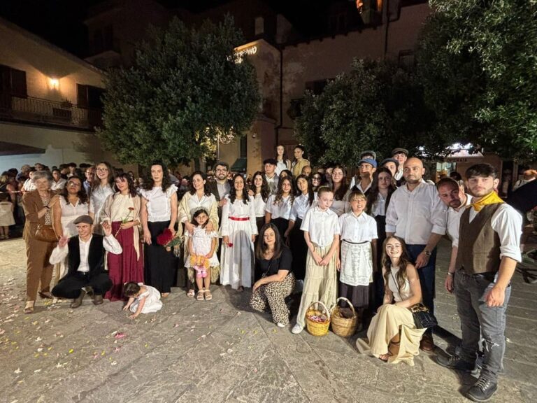 Alcara Li Fusi: tra sacro e profano è andata in scena la Festa del Muzzuni 2025. Migliaia i presenti – VIDEO