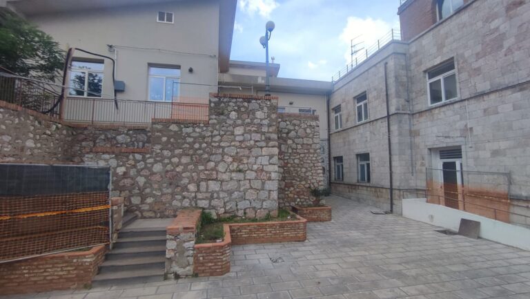 San Marco d’Alunzio – “Giù le mani dalla scuola Crisafi”: no della Minoranza del Consiglio Comunale alla nuova mensa scolastica nel cortile
