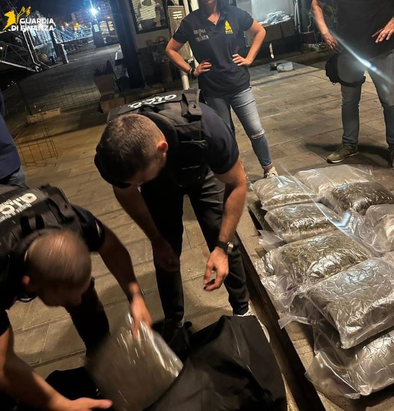 Isole Eolie: sequestrati 150 chilogrammi di marijuana su imbarcazione a vela, arrestate due persone