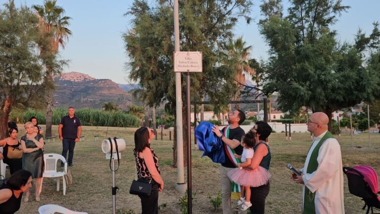 Torrenova – Uno spazio verde in ricordo di Salvatore e Michela. Commozione, lacrime e applausi alla cerimonia – VIDEO