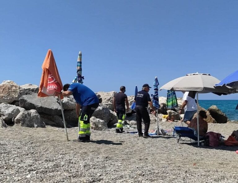 Piraino, blitz della municipale sulla spiaggia. Via ombrelloni e sdraio “segnaposto”