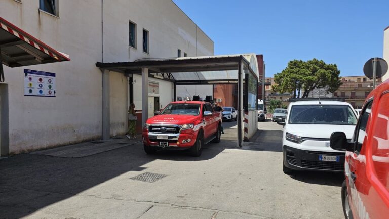 Incendio all’ospedale di Sant’Agata di Militello, sul posto i Vigili del Fuoco