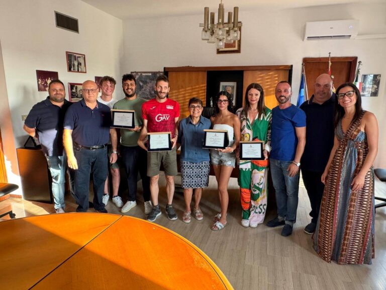 Capri Leone, l’amministrazione comunale omaggia gli sportivi con una targa